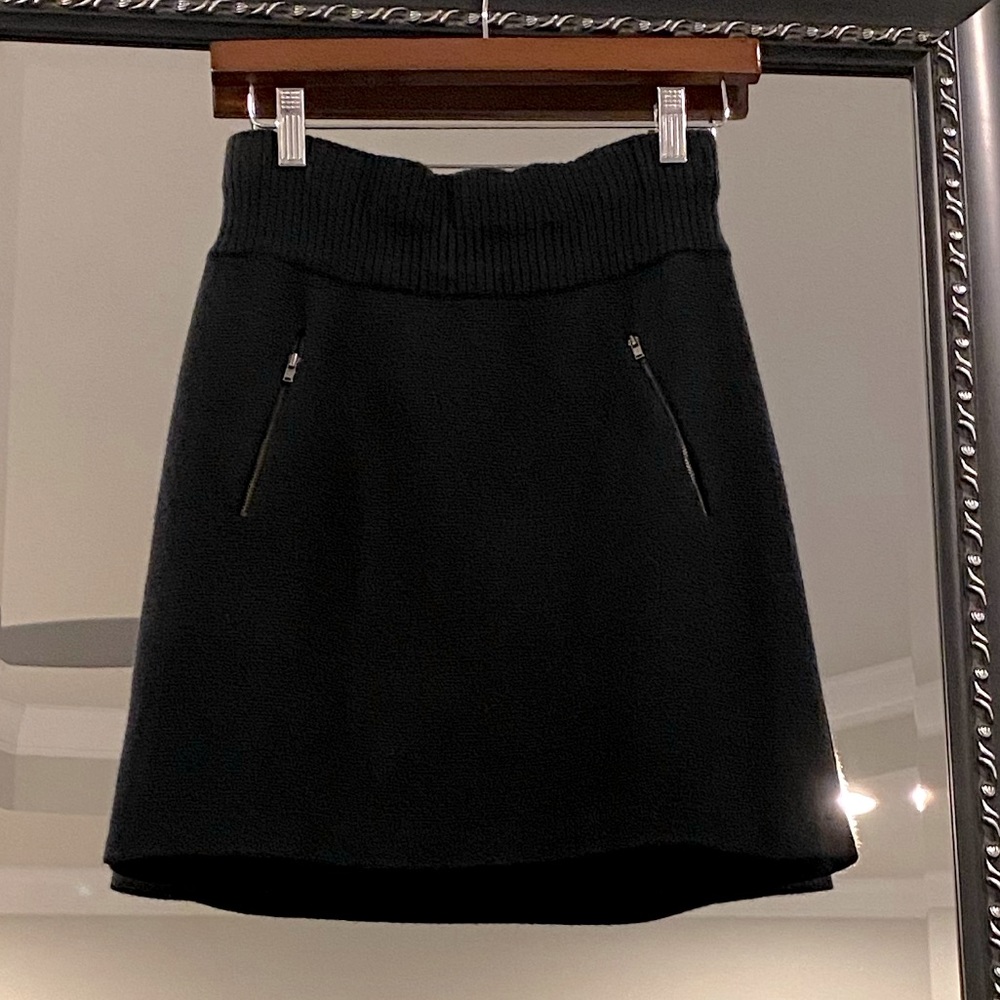 Ann Taylor Loft elastic waist knit skirt with brass tone zip pockets.